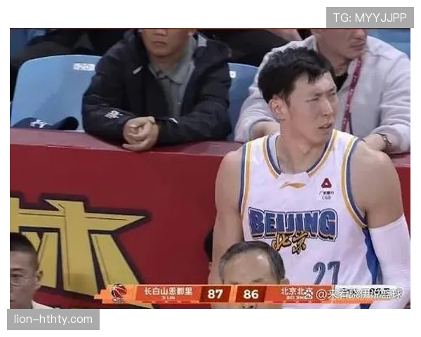 周琦这身高，打完球回家还得弯腰进门？
