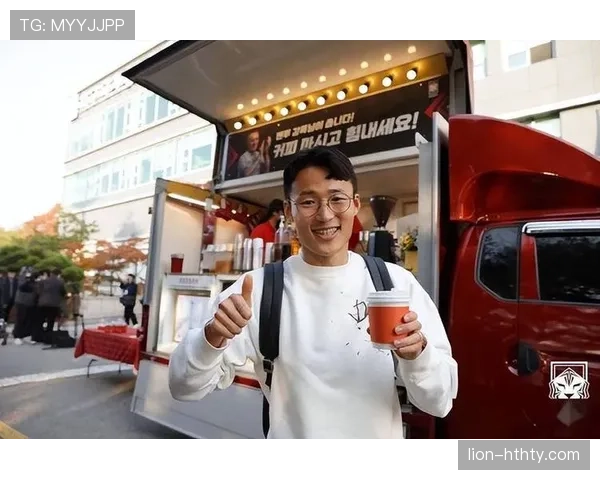 孙准浩场下喝咖啡比我家月供都贵，这生活质量醒醒吧！